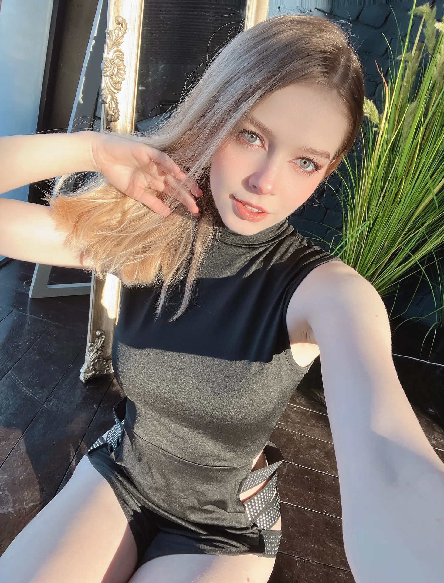 Black sleeveless top selfie